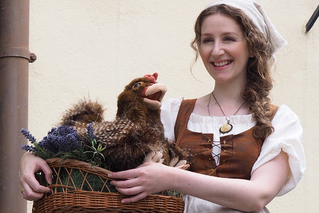 Am Mittwoch entführen Manuela Zellweger und Barbara Brunhart, die Freundinnen von Magd Greta und Huhn Berta (Bild), im Kindermuseum auf eine Märchenreise.