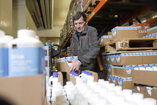 Stellt seit 40 Jahren im Coop-Verteillager in Gossau Milchprodukte für die einzelnen Läden bereit: Dieser Tage kann der 57-jährige Daniel Schmid ein ungewöhnliches Arbeitsjubiläum feiern.