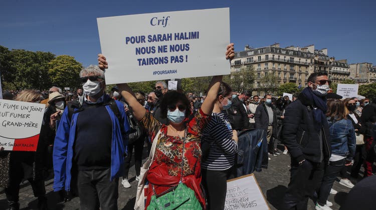 Tausende protestierten am Wochenende in Frankreich, hier in Marseille, gegen die Einstellung des Verfahrens im Mordfall Halimi. (Daniel Cole / AP)