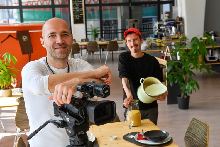 Betreiber Thomas Boll (links) und Gourmetkoch Raphael Lüthy im veganen Restaurant Planet One in Arbon.