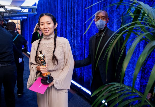 Chloé Zhao mit ihrem Regie-Oscar.
