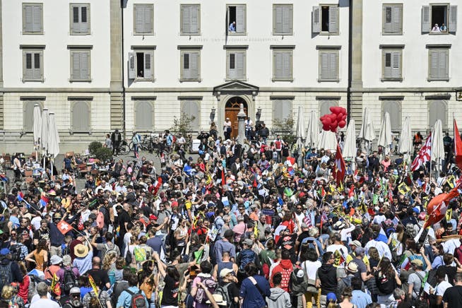 Demonstrationsteilnehmer am Samstag, 24. April 2021, in Rapperswil. Der Verein Stiller Protest hatte zu einer Kundgebung gegen Coronamassnahmen aufgerufen. Trotz fehlender Bewilligung wurden die Demonstranten nicht aufgehalten.