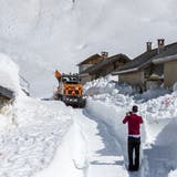 Immer wieder eindrücklich: Schneeräumungsarbeiten auf einem Urner Alpenpass, hier am Oberalp. (Bild: PD/Baudirektion Uri)