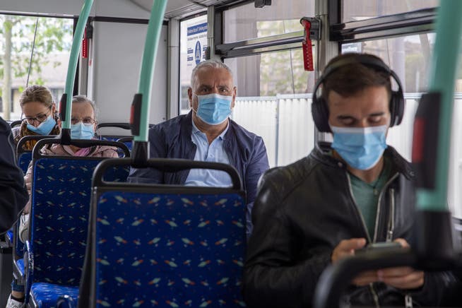 Homeoffice-Pflicht, Maskenpflicht und Angst vor dem Virus lässt viele Sitze im öffentlichen Verkehr leer bleiben. (Symbolbild)