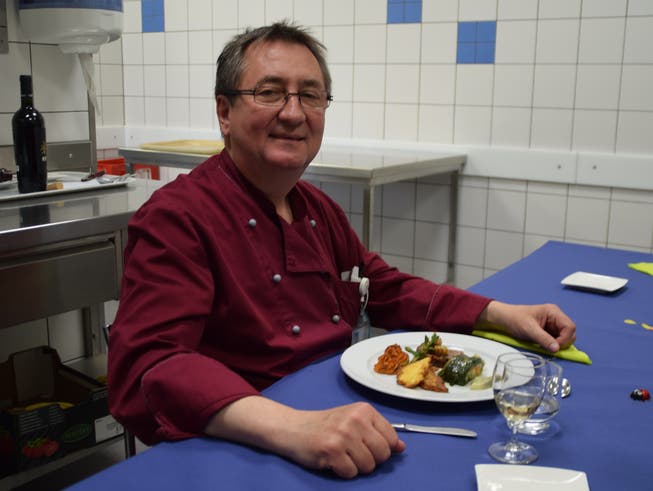 Gastronomie-Leiter Markus Weishaupt ist beim Probekochen absolut zufrieden mit seiner Lernenden.
