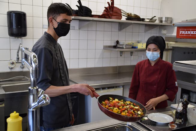 Die Handgriffe hat Siro Kressig (hier mit Mitstiftin Sohaila Haidari) zwar nicht verlernt, aber die Routine des Tagesgeschäfts fehlt ihm für die Prüfung.