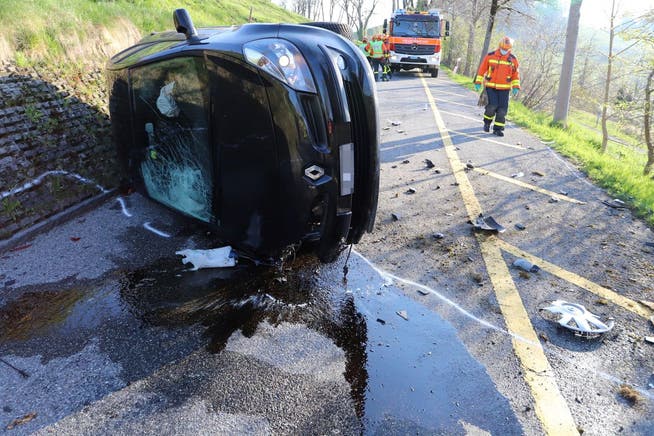 Das stark beschädigte Auto nach dem Selbstunfall vom Dienstagmorgen auf der St.-Georgen-Strasse neben dem Wenigerweier.