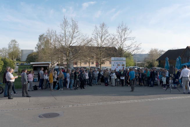 Teilnehmer der Demonstration am Montagabend in Müllheim.