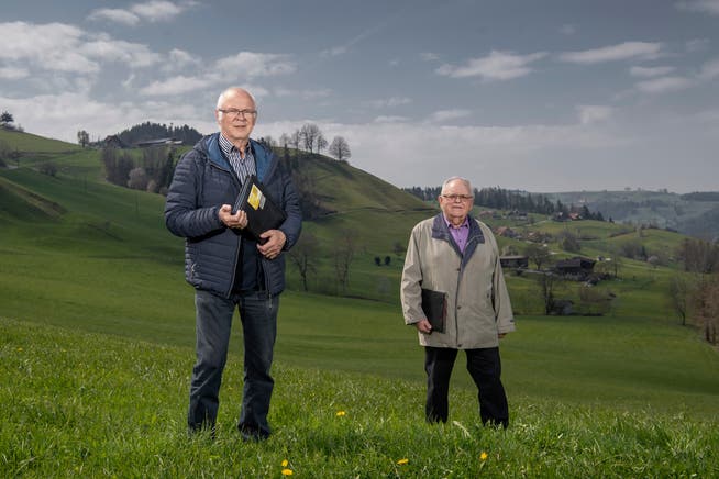 Alois Hodel (links), Präsident des Solidaritätsfonds Luzerner Bergbevölkerung, gibt sein Amt nach 10 Jahren ab. Rechts im Bild: der langjährige Berater des Vereins, Hugo Bättig. 