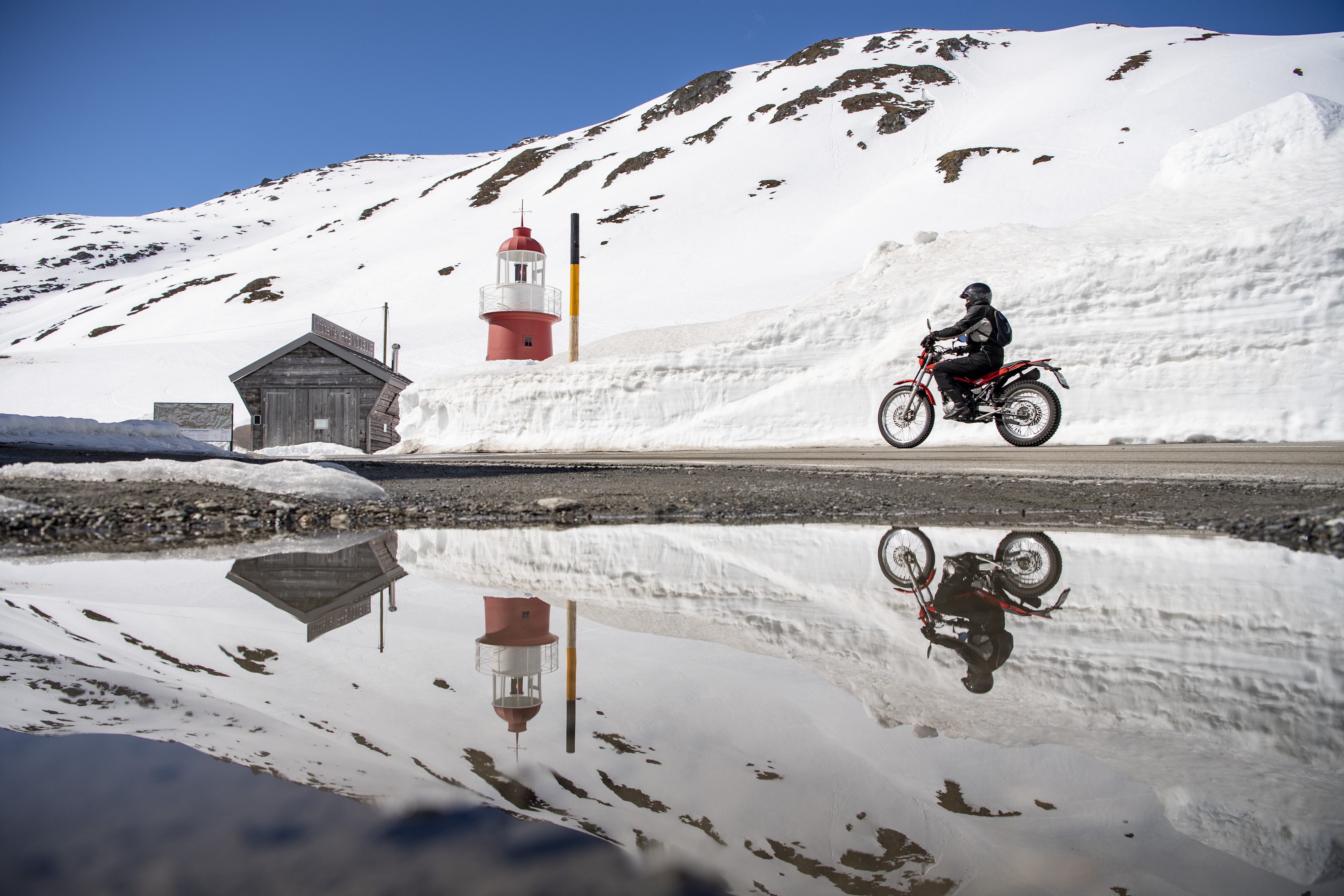 Die erste Passfahrt: Ein Motorradfahrer geniesst die Tour über den für den Verkehr freigeräumten Oberalppass.