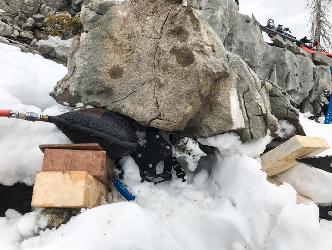 Dieser Felsblock wurde der Schneeschuhwanderin zum Verhängnis.