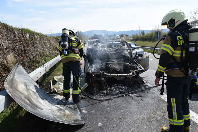 Das ausgebrannte Auto auf der Autobahn N23 bei Steinach.