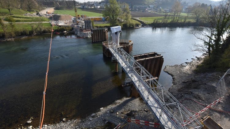 Drei der vier Pfeiler, auf denen die Reussbrücke zu liegen kommt, stehen bereits. (Bild: Kanton Aargau)
