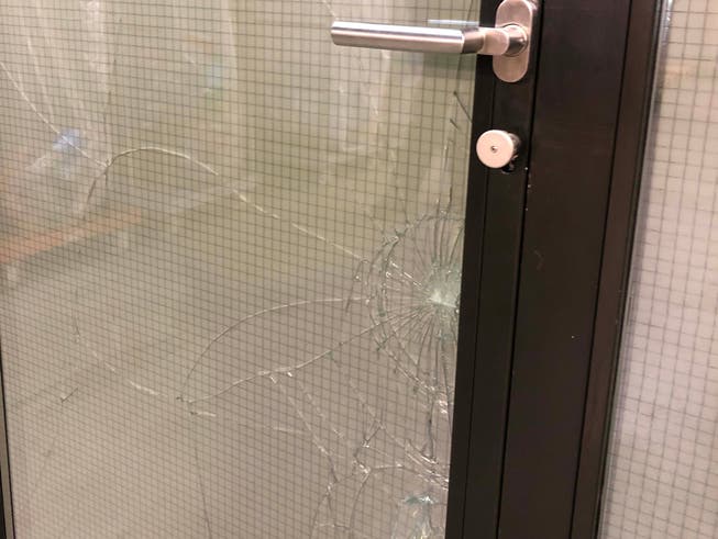 Eine beschädigte Glastüre beim Gallusmarkt im Osten von St.Gallen.