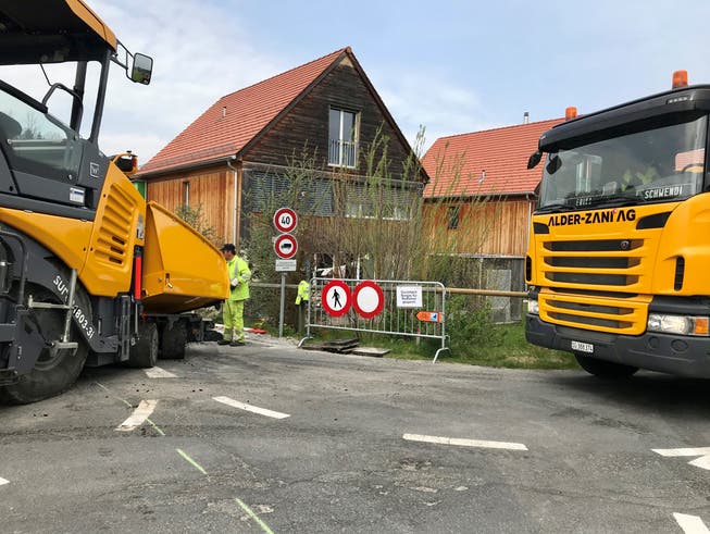 Die Strassen im Weiler Burgau erhalten diese Woche noch den letzten Schliff.