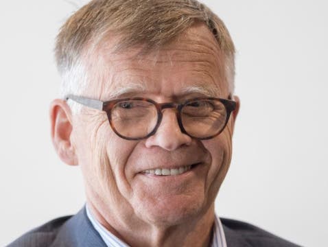 Peter Wanner führt die AZ Medien und CH Media als Verleger und Verwaltungsratspräsident. Mit dem Aktienrückkauf übernimmt seine Familie die AZ Medien zu 100 Prozent; den Minderheitsaktionären wurde ein Kaufangebot unterbreitet. Dies auch, um den Übergang zur fünften Generation zu vereinfachen. Die AZ Medien sind wie die NZZ-Gruppe zu 50 Prozent an CH Media beteiligt, die auch dieses Newsportal sowie weitere 80 Marken im Zeitungs-, Online-, Radio- und Fernsehgeschäft verantwortet.