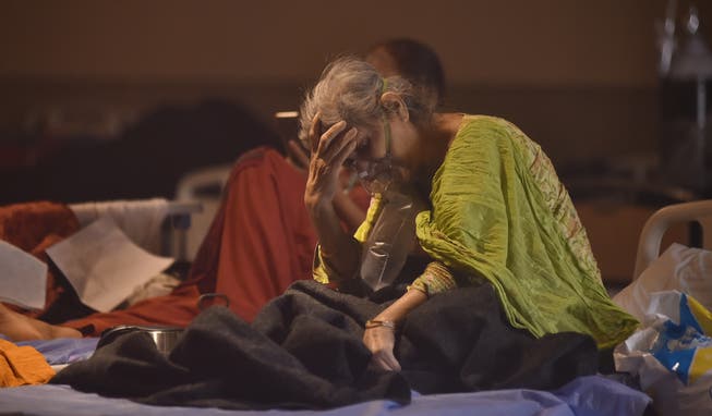 Patientin mit Sauerstoffmaske im Spital in der Hauptstadt Delhi: In Indien ist die Coronalage ausser Kontrolle geraten.