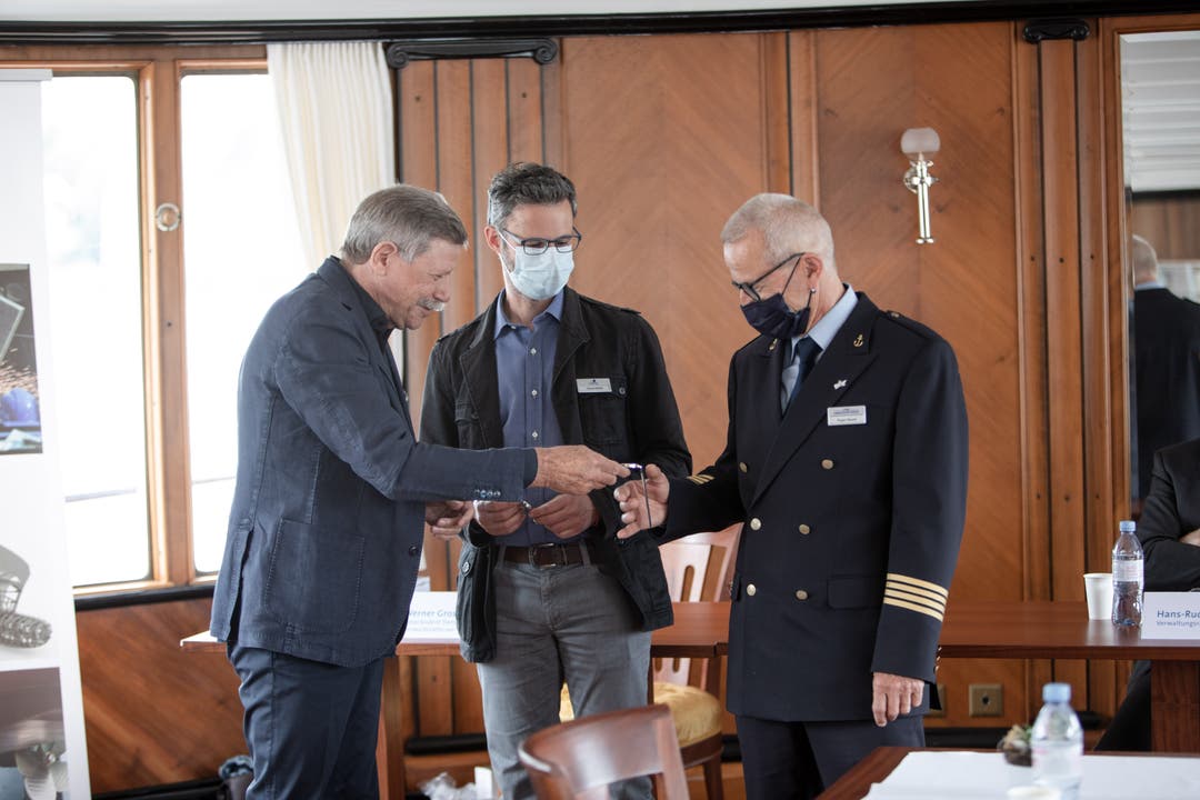 Werner Grossniklaus, Vizepräsident des Vereins Dampferfreunde Vierwaldstättersee, übergibt Projektleiter David Müller und Kapitän Roger Maurer (von links) eine speziell angefertigte Uhr.