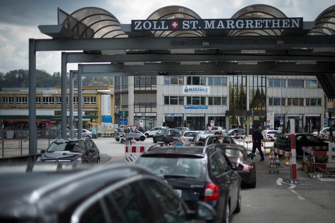 Der Kanton St.Gallen und das Bundesland Vorarlberg wollen, dass der motorisierte und der öffentliche Verkehr möglichst nahtlos über die Landesgrenze fliessen kann. Im Bild der Zollübergang St.Margrethen.