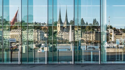 Spiegelblick vom KKL auf die Stadt Luzern: Wer hier eine Firma gründet, profitiert von schnelleren Abläufen dank der Digitalisierung.