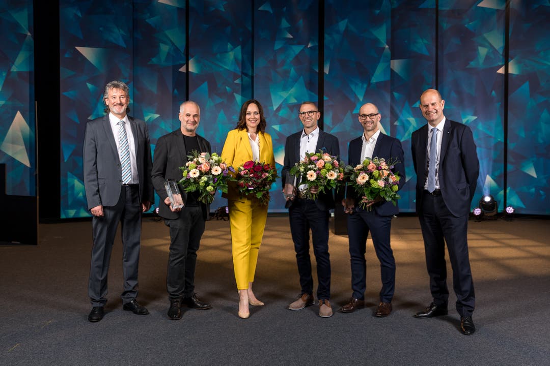 Die Sieger mit Jurypräsident Christoph Vogel (links), Moderatorin Tanja Gutmann sowie dem Direktionspräsidenten der AKB, Dieter Widmer.