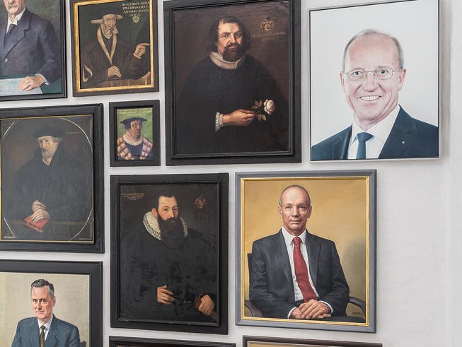 Ausschnitt aus der neuen Präsentation von Porträts im Aufgang zum Festsaal der Ortsbürgergemeinde. Rechts oben das neue Bild mit Arno Noger, direkt darunter dasjenige seines Vorgängers Thomas Scheitlin.