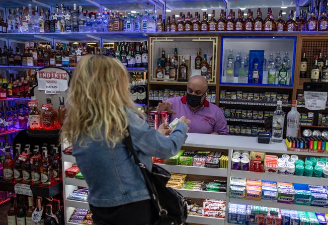 Noch den Vorrat aufstocken, bevor der Alkoholverkauf verboten wird: Ein Spirituosenladen in Istanbul.