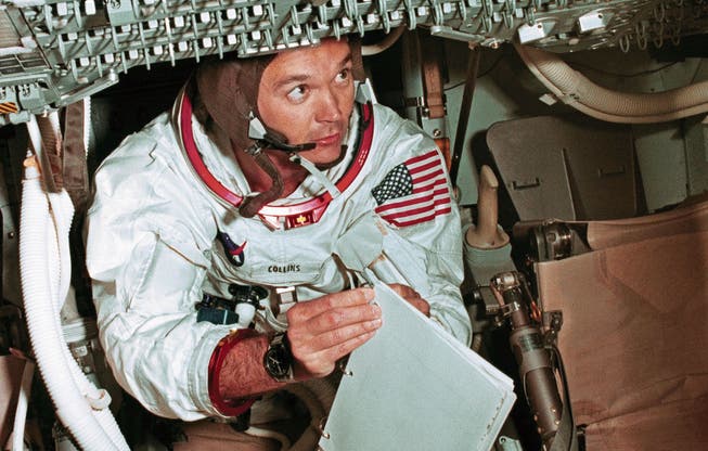 Apollo-11-Astronaut Michael Collins bei Tests in der Kommandokapsel.