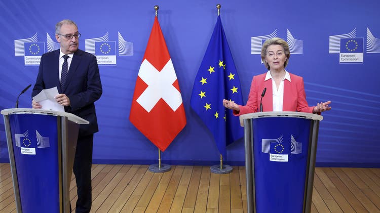 EU-Kommissionspräsidentin Ursula von der Leyen und Bundespräsident Huy Parmelin bei einer Medienkonferenz in Brüssel im April 2021.