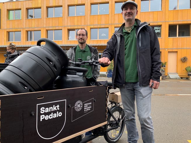 Auch Gianluca Bernet und Marco Hermann von der Kleinbrauerei «Hermann Bier» beteiligen sich auch am Versuch mit den Lastenvelos.