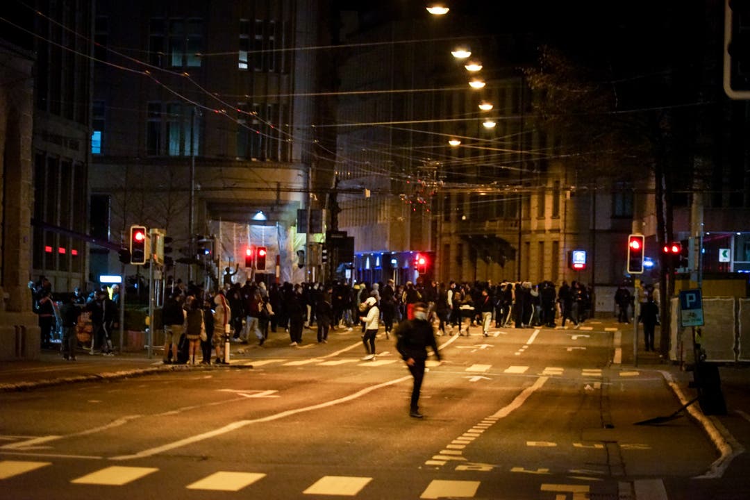 Jugendliche ziehen in Richtung Banhofplatz.