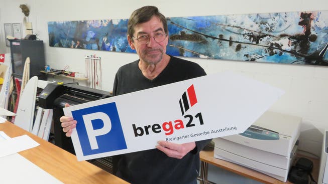 «Brega»-OK-Präsident Markus Spalinger muss nun die Zahl 21 auf den Wegweisern durch die Zahl 22 ersetzen.