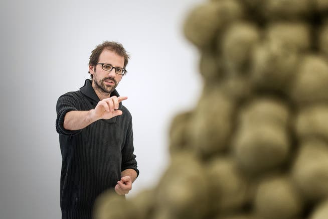 Christian Hörler erläutert in Rundgängen seine Skulptur im Aussenraum.
