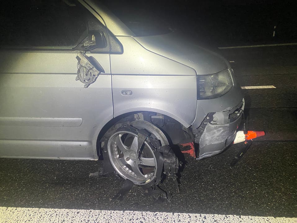 29. April, Autobahn A1,Suhr: Ein alkoholisierter Automobilist verursacht einen Selbstunfall. Ohne sich um den Schaden zu kümmern, fuhr er unbeirrt weiter. 