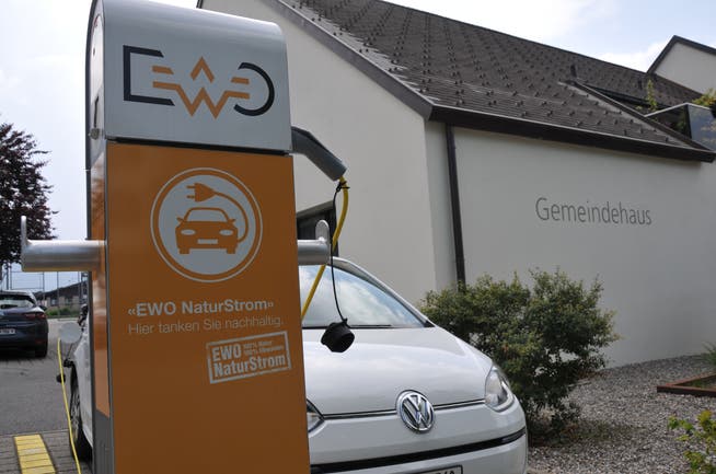 Ein Auto wird an der Elektrotankstelle des Elektrizitätswerks Obwalden (EWO) beim Gemeindehaus in Kerns mit Strom betankt.