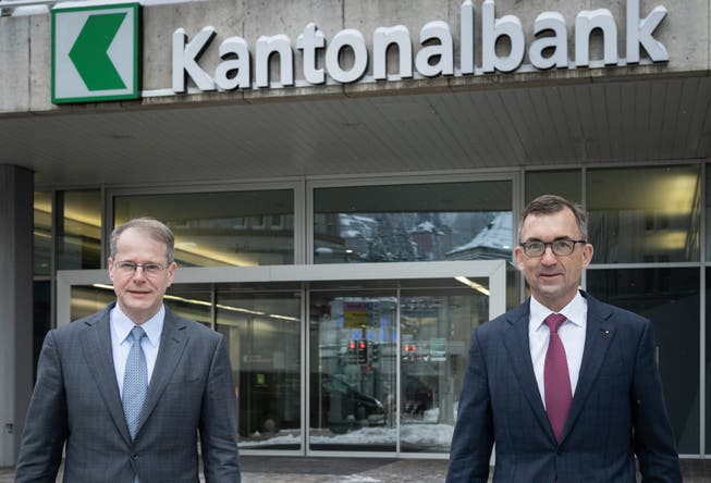 Sesselwechsel bei der St.Galler Kantonalbank: Christian Schmid (links) übernimmt das Amt des Chefs von Roland Ledergerber, der in den Verwaltungsrat einzieht.