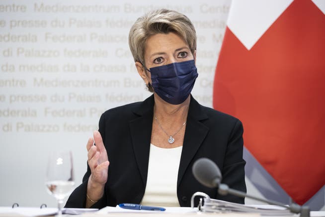 Justizministerin Karin Keller-Sutter glaubt, dass die Schweiz mit dem neuen Gesetz noch besser geschützt werde.