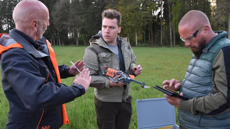 Drohnentraining in Subingen: Profipilot Jürg Schöni von Swissdronesolutions instruiert die beiden Wasserämter Jäger Tim Barrer und Pascal Utz (von links) für die Rehkitzrettung. (Peter Brotschi)