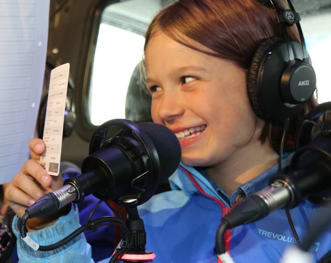 Die 10-jährige Maeva hat viel Spass als Radiomoderatorin.