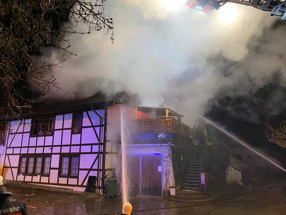 Oberkulm AG, 5. April: Ein Brand verwüstet ein Mehrfamilienhaus. Mehrere Haustiere kommen ums Leben. 