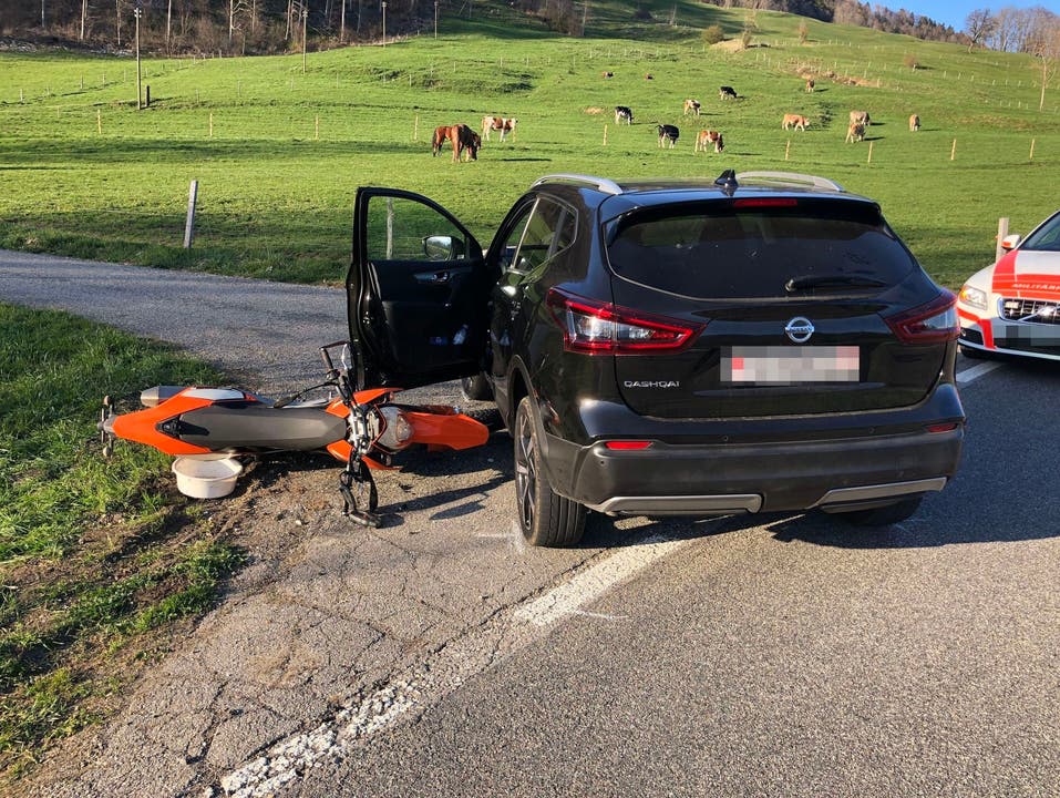 Ramiswil SO, 4. April: Ein Auto kollidiert auf der Passwangstrasse beim Linksabbiegen mit einem überholenden Töff. Dessen Fahrer wird mittelschwer verletzt.