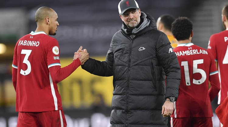 Liverpool's Jürgen Klopp beim Handshake mit Fabinho. (AP)