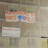 Plakat-und Transparentaktion gegen «Marco Polo» in der Bremgarter Altstadt beim ehemaligen Hotel Drei Könige. (Bild: Dominic Kobelt)