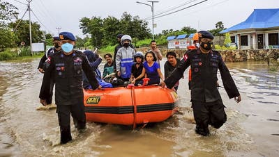 Rettungsteams der Indonesian National Search and Rescue Agency graben im Schlamm nach Überlebenden. (Keystone/INSRA)