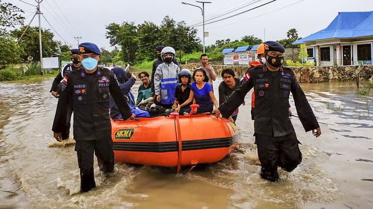 Rettungsteams der Indonesian National Search and Rescue Agency graben im Schlamm nach Überlebenden. (Keystone/INSRA)