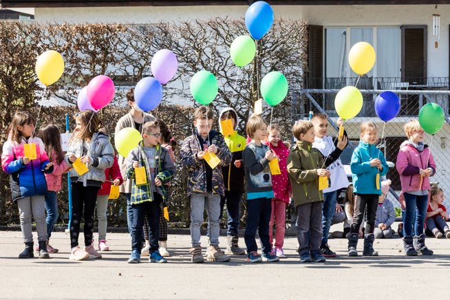 Zum Abschluss der Projektwoche liessen die Kindergarten- und Primarschulkinder Ballone steigen.