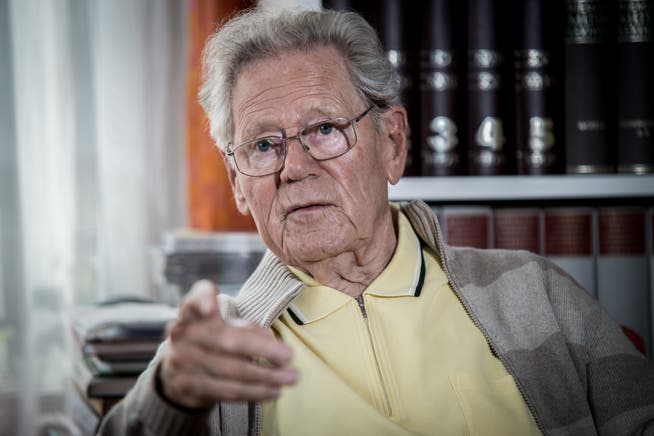 Der Theologe und Präsident der Stiftung Weltethos, Prof. Hans Küng, am 25.10.2013 in seinem Haus in Tübingen, anlässlich des Interviews mit der «Schweiz am Sonntag».