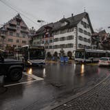 Busse, Autos, Fussgänger: Sämtliche Formen von Mobilität sollen berücksichtigt werden in der kantonalen Strategie. (Bild: Stefan Kaiser (Zug, 12. Dezember 2020))