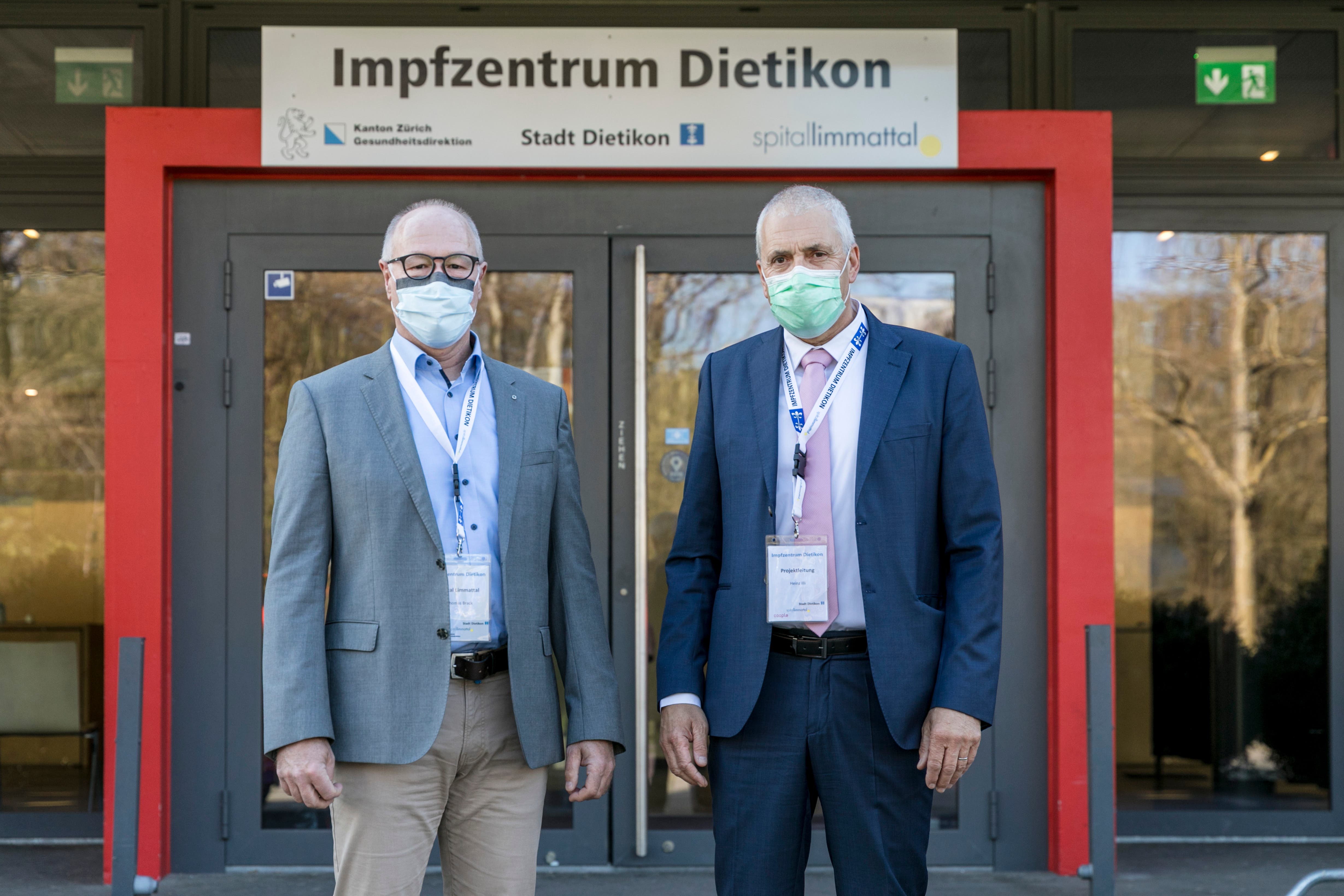 Spitaldirektor Thomas Brack und Sicherheits- und Gesundheitsvorsteher Heinz Illi (EVP) sind froh, dass das Dietiker Impfzentrum seit Dienstag endlich offen ist.
