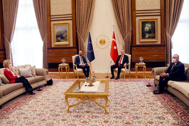 Der türkische Präsident Recep Tayyip Erdogan (Mitte rechts) mit EU-Ratspräsident Charles Michel (Mitte links). Abseits auf der Couch: Kommissionschefin Ursula von der Leyen.